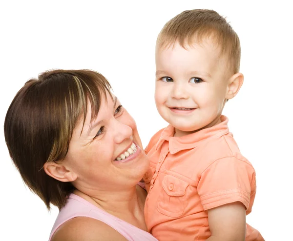 Retrato de uma mãe feliz abraçando seu filho — Fotografia de Stock