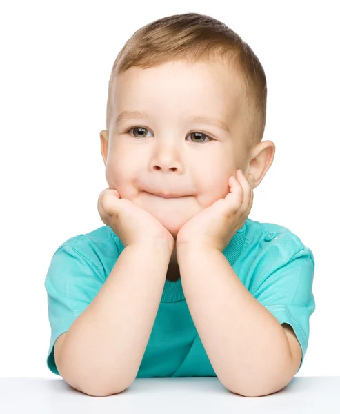 Retrato de um menino bonito olhando para algo — Fotografia de Stock