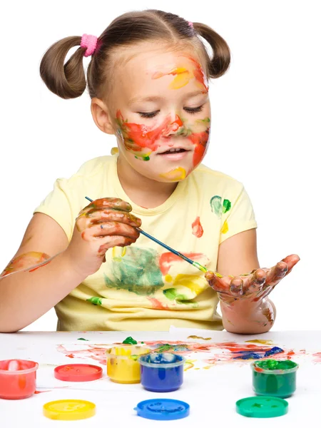 Portrait of a cute girl playing with paints — Stock Photo, Image