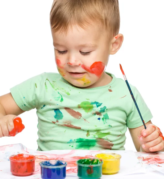 Mały chłopiec bawi się z farby — Zdjęcie stockowe