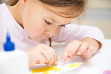küçük kız okul öncesi yapılan el işleri yapıyor