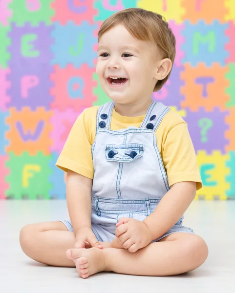 Kleine jongen glimlacht — Stockfoto