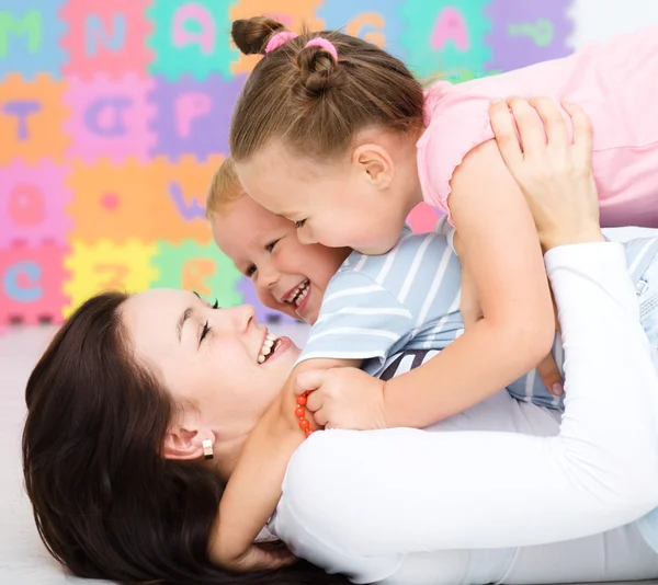 Ung familj är att ha roligt — Stockfoto