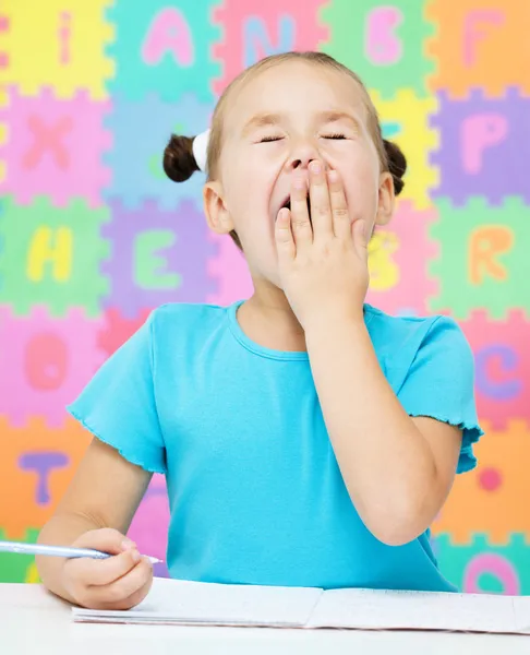 Little girl is yawning — Stock Photo, Image