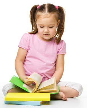 Sevimli küçük kız kitap okuyor.
