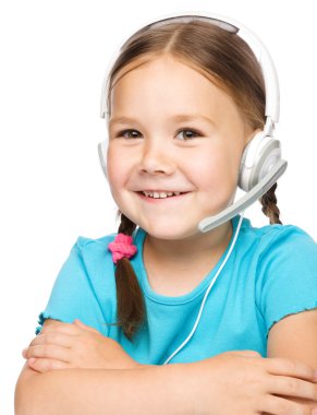 genç kız bir operatör yardım hattı çalışıyor