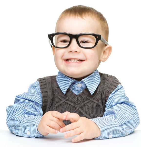 Retrato de um menino bonito usando óculos — Fotografia de Stock