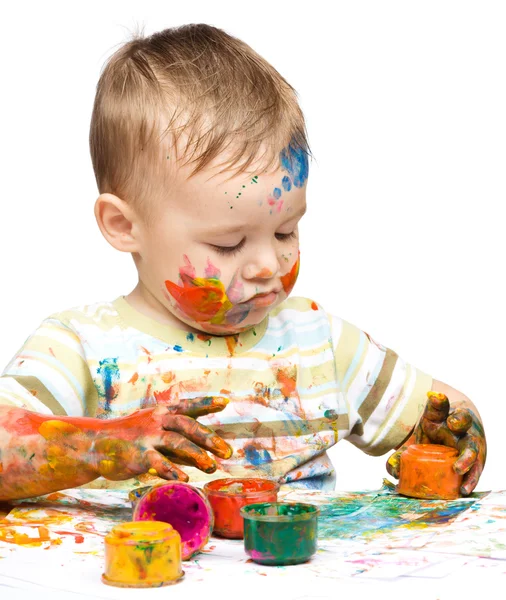 Menino está brincando com tintas — Fotografia de Stock