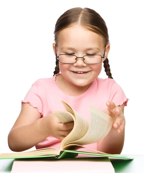 Nettes kleines Schulmädchen mit einem Buch — Stockfoto