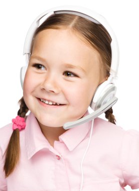 genç kız bir operatör yardım hattı çalışıyor