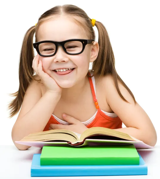 可爱开朗的小女孩读的书 — 图库照片