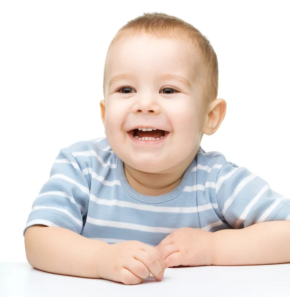 Porträt eines niedlichen, fröhlichen kleinen Jungen — Stockfoto