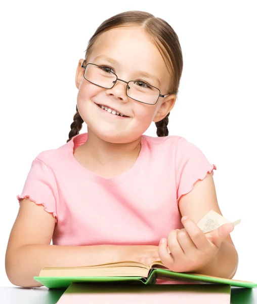 Schattige kleine schoolmeisje met een boek — Stockfoto