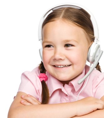 genç kız bir operatör yardım hattı çalışıyor