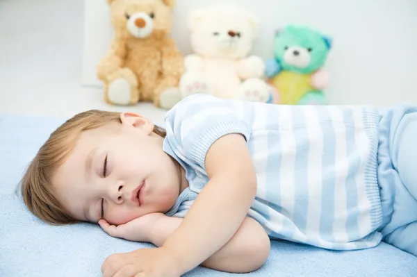 Kleine jongen slaapt — Stockfoto