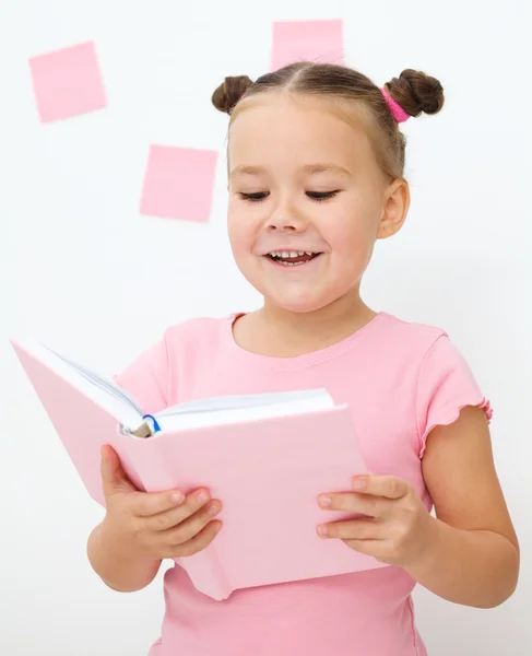 Liten flicka läser en bok — Stockfoto