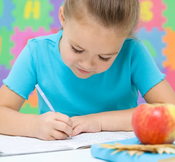 Kleines Mädchen schreibt mit einem Stift — Stockfoto