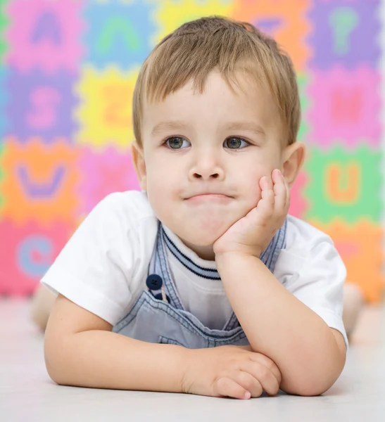 小さな男の子は、床に敷設します。 — ストック写真