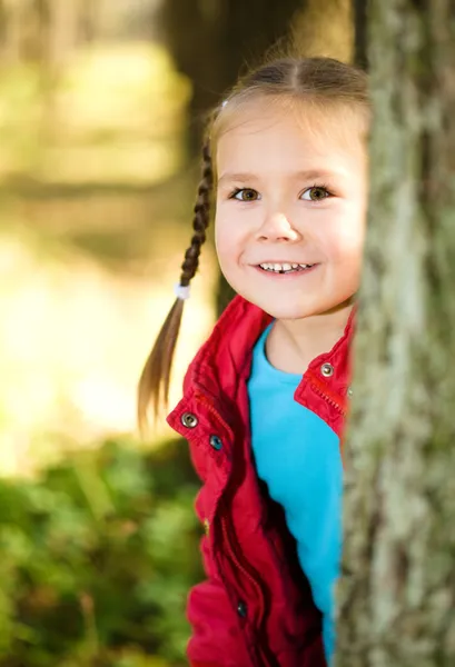 Cute little girl jest gra w parku — Zdjęcie stockowe