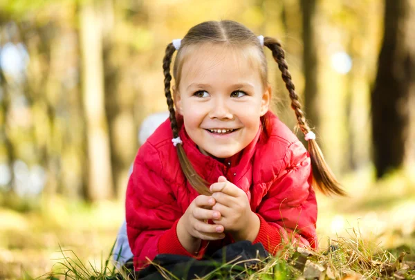 Petite fille joue dans le parc d'automne — Photo