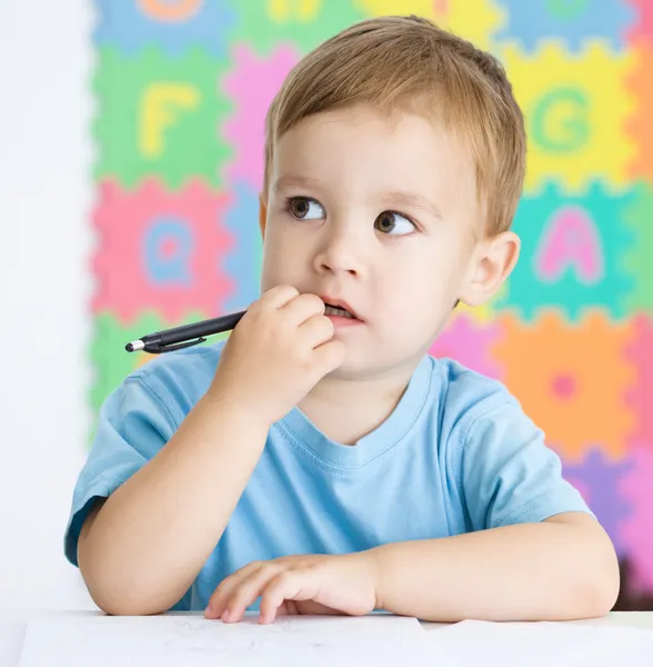 Petite fille écrit avec un stylo Photo De Stock