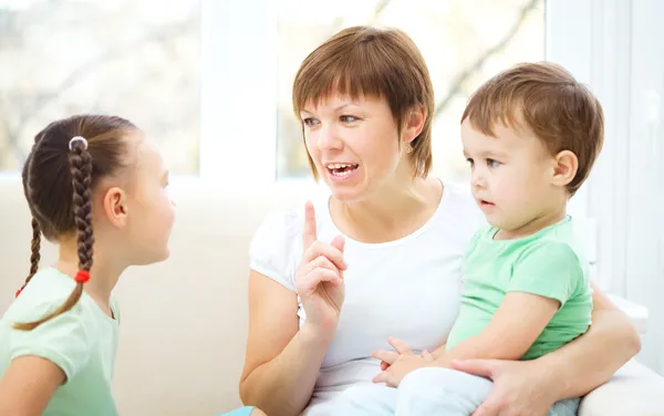 Mutter im Gespräch mit ihren Kindern — Stockfoto