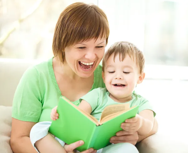 Matka je čtení knihy pro svého syna — Stock fotografie
