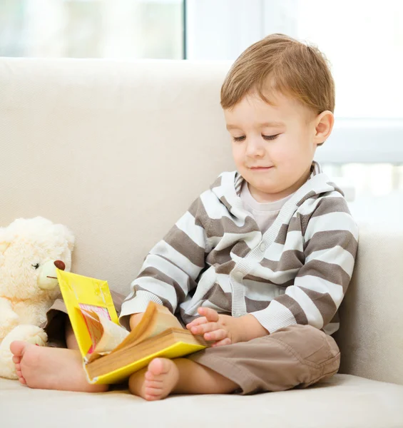 小男孩正在读的书 — 图库照片