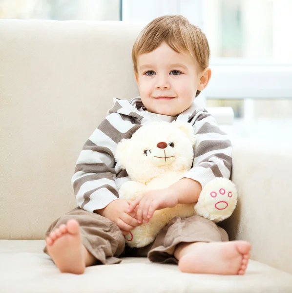 El niño sostiene su osito de peluche — Foto de Stock