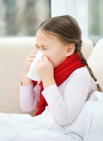 La niña se está sonando la nariz. — Foto de Stock