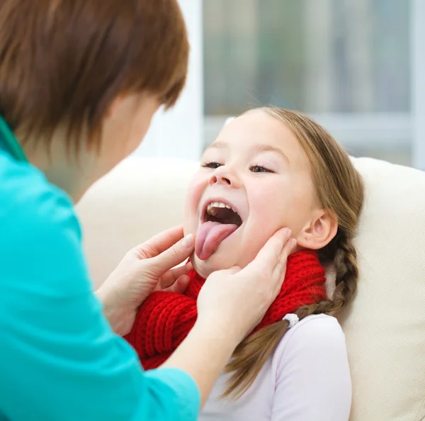 Doctor is examining little girl — Stock Photo, Image