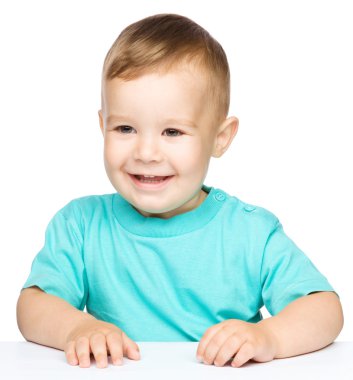 Küçük şirin bir çocuğun portresi.