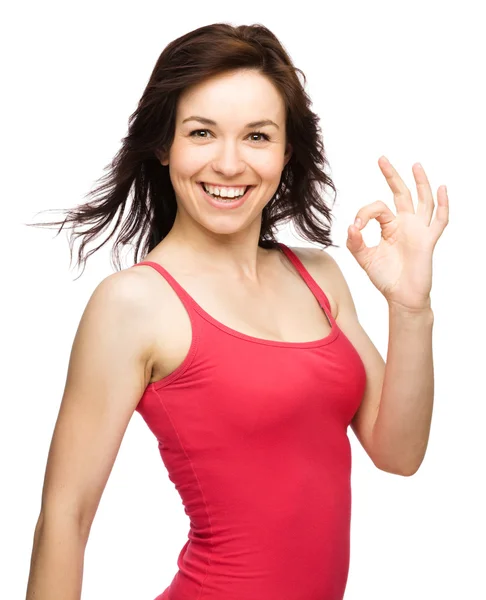 Žena se ukazuje znamení ok — Stock fotografie