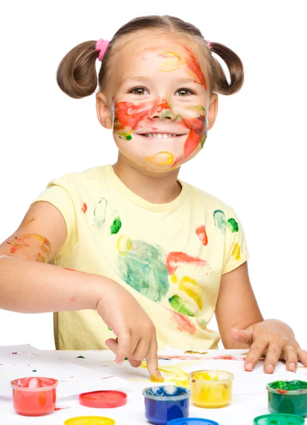 Retrato de una linda chica jugando con pinturas — Foto de Stock