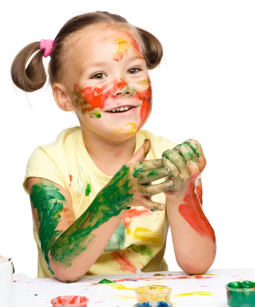 Retrato de uma menina bonita brincando com tintas — Fotografia de Stock