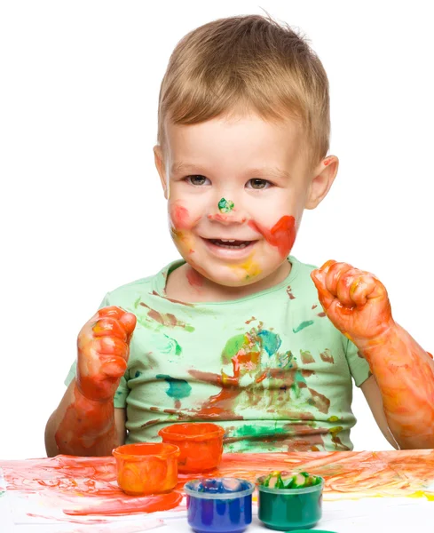 Menino está brincando com tintas — Fotografia de Stock