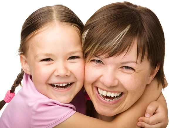Porträt einer glücklichen Mutter, die ihre Tochter umarmt Stockfoto