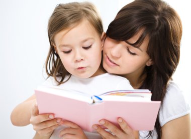 Anne kızıyla birlikte kitap okuyor