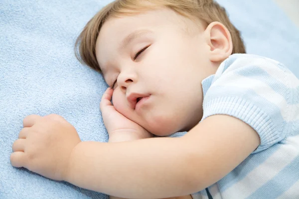 Lindo niño está durmiendo —  Fotos de Stock