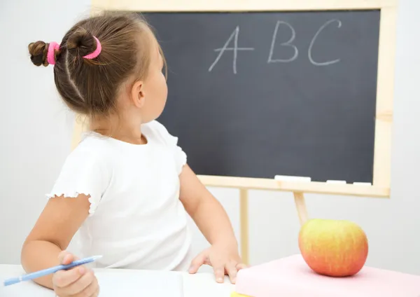 La niña está estudiando. — Foto de Stock