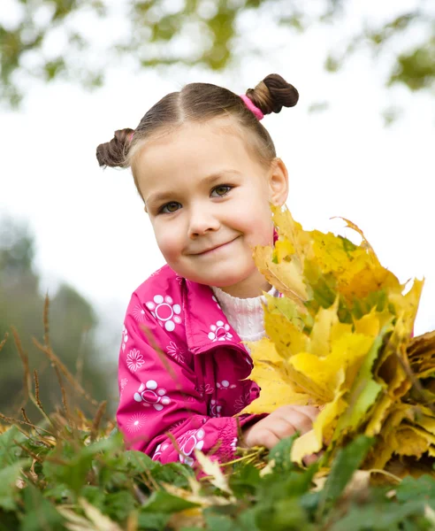 Ritratto di una bambina nel parco autunnale — Foto Stock