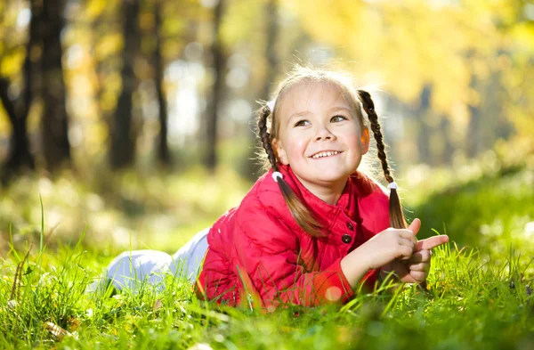 Πορτρέτο ενός μικρού κοριτσιού στο πάρκο φθινόπωρο — Φωτογραφία Αρχείου