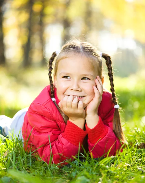 Porträtt av en liten flicka i höst park — Stockfoto