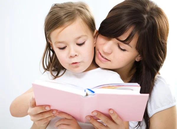 Mãe está lendo livro com sua filha — Fotografia de Stock