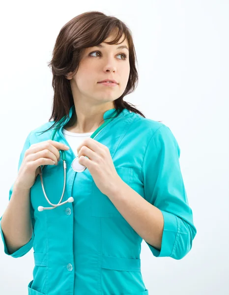 Portrait d'une femme portant l'uniforme de médecin — Photo