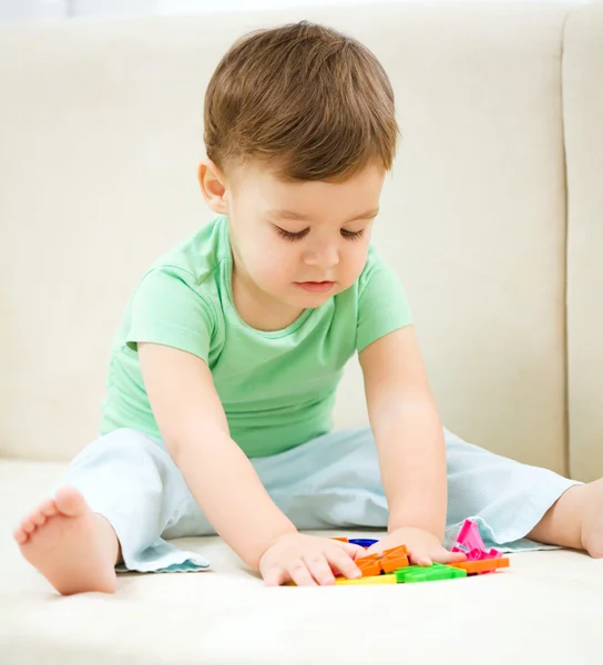 Маленький мальчик играет с игрушками — стоковое фото