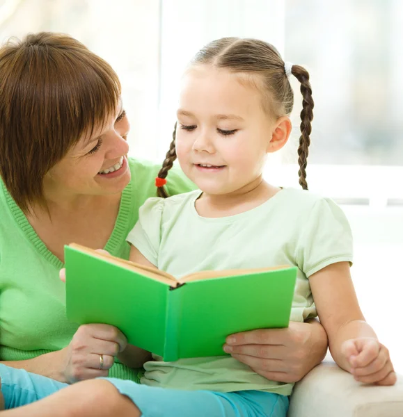 Madre sta leggendo un libro per sua figlia — Foto Stock