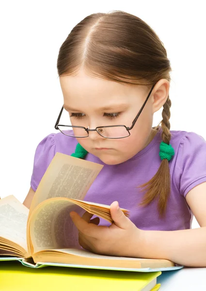 小女孩读一本书 — 图库照片
