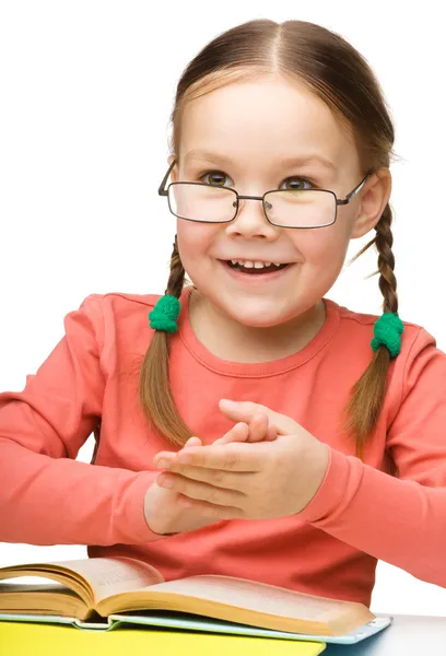 Klein meisje is het lezen van een boek — Stockfoto