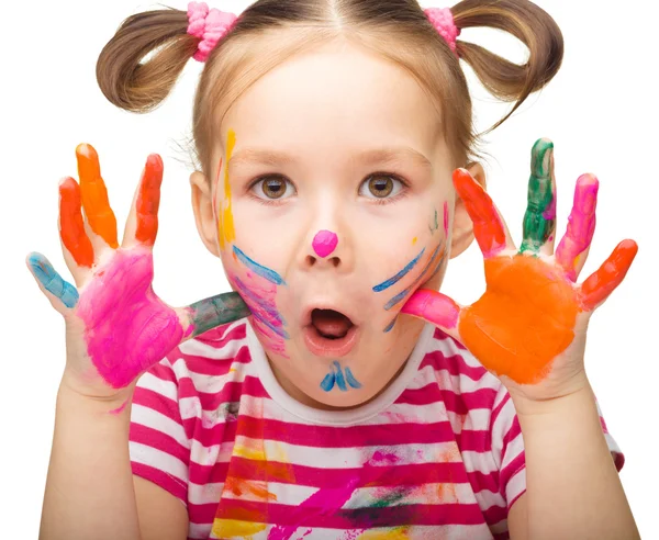 Retrato de uma menina bonita brincando com tintas — Fotografia de Stock